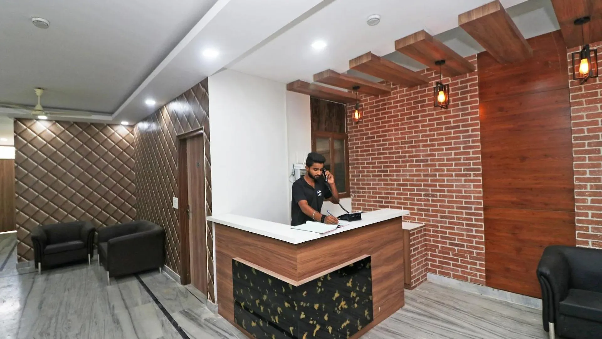 Super Capital O Esscon House Near Payal Cinema Hotel Gurgaon India