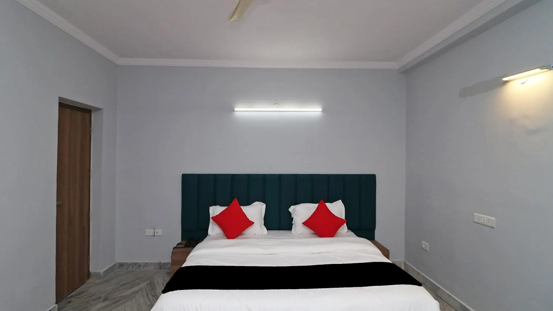Super Capital O Esscon House Near Payal Cinema Hotel Gurgaon