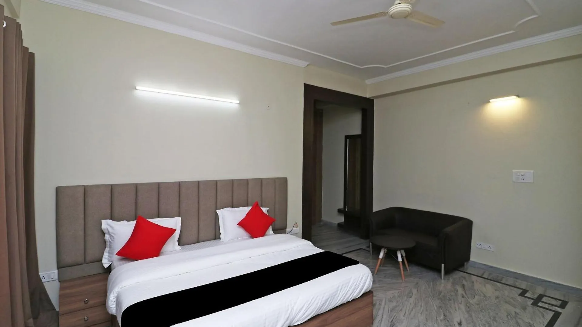 Super Capital O Esscon House Near Payal Cinema Hotel Gurgaon India